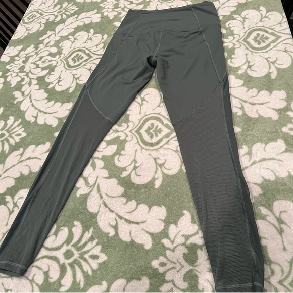 Victoria Sport Knockout Sage Green Leggings size small - Picture 11 of 12